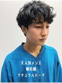 スーツ短髪ツーブロック束感モテる黒髪シークレットパーマ流行