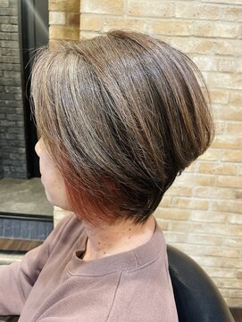 モナン 海老名(Monan) イヤリングカラーピンク 前下がりボブ ショートヘア 40代 30代