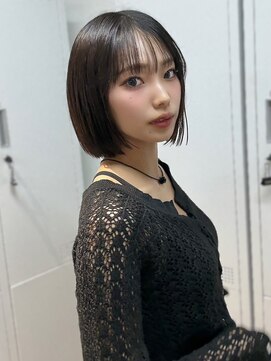 シェノン 梅田(CHAINON) 厚みのない切りっぱなしボブ