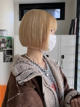 エイチ(811) アンブレラカラーアッシュグレーベリーショート切りっぱなしボブ