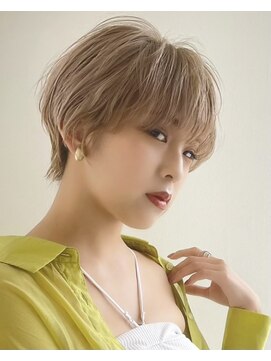 イヴォークトーキョーオーサカ(EVOKE TOKYO osaka) ハイトーン×抜け感ショート