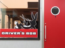 ドライバーズ ボブ(DRiVER’S BOB)の雰囲気（赤いドアが目印です）