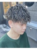 金メッシュ縦落ちツイストスパイラルパーマツーブロックマッシュ