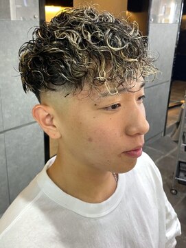 ディスイズバーバー(THIS IS BARBER) ハイライト スパイラルパーマ フェードカット ブリーチ【札幌】