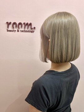 ルーム シンサイバシ(room shinsaibashi) ☆ダブルカラーでつくるカーキベージュのぱっつんボブ☆