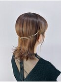 タイトな外ハネヘア/ゴールドヘアアクセサリー/大人可愛い