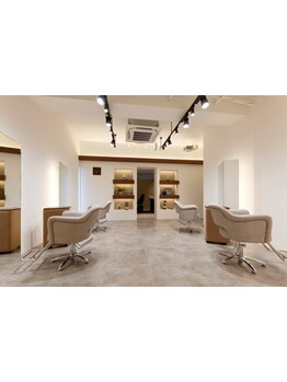 大人女性のための上質空間で、ゆったりくつろげるサロンタイムをご提供♪髪の悩みお気軽にご相談ください！