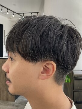 フイ 新宿3丁目(Hui) フェザーパーマ/グレーブルーカラー/刈り上げショートパンク