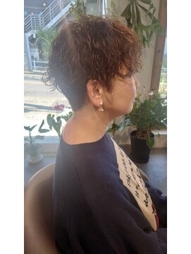 トナリ(tonari) メンズライクなツイストパーマショート