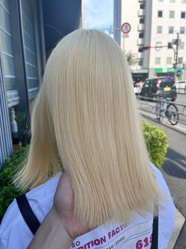 リア 布施店(Lia) ホワイトブロンド