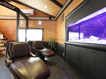 ヘアリゾート ヴァール(Hair Resort Var)の雰囲気（大きな水槽が目をひく、癒しのシャンプーブース☆）