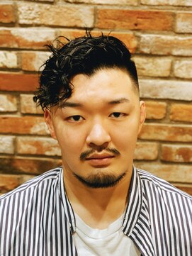 ヒロギンザバーバーショップ 丸の内店(HIRO GINZA BARBER SHOP) かきあげスパイラルパーマ×スキンフェード