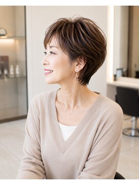 バグズ(Baguz) 50代60代大人美人耳掛けショート小顔艶ベージュ美髪スタイル
