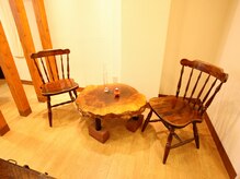 待合室は、雰囲気のある古い家具が置いてあります。