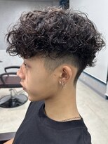 リット×ベリエ(Lit.×belier)&nbsp;スパイラルパーマメンズマッシュセンターパート波巻きパーマ30代