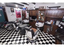 バーバーミックスアップ(BARBER MIX UP)の雰囲気（カットスペースっす！店のコンセプトは男の秘密基地ガレージ！）