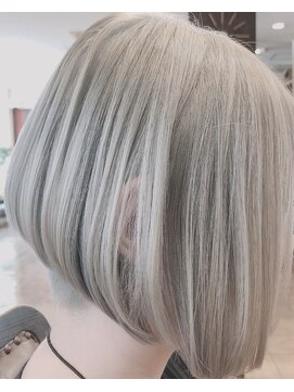ヘアーメイク ビス(hair make BiS) ホワイトアッシュ　×  クールボブ