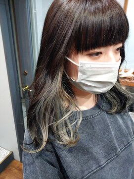 ウィーク 梅田(UiiC) シルバーインナーカラー大人ミディ【uiic umeda sachi】