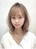 大人ミディアム外ハネくびれヘアペールベージュ透明感20代30代