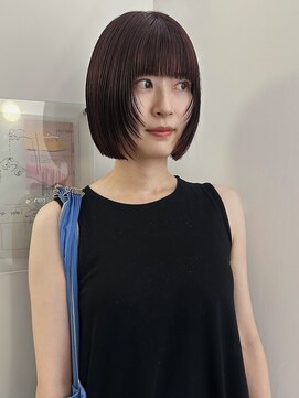 ユー(yew) 顔周りレイヤーボブ暖色カラーチェリーレッド切りっぱなしボブ