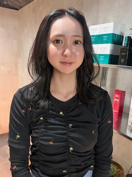 ラベル 渋谷(LAVEL) センター分け前髪アッシュブラックミディアムレイヤーカット渋谷