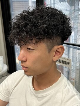 イーラ(era) スペインカールスパイラルパーマ刈り上げ前下がりマッシュ