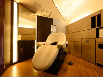 ヘアサロン大野 艶出専科本店の写真/全席個室のラグジュアリーな空間で癒す。カットコースは全てトップスタイリストがマンツーマンでご対応。