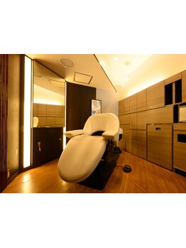全席個室のラグジュアリーな空間で癒す。カットコースは全てトップスタイリストがマンツーマンでご対応。