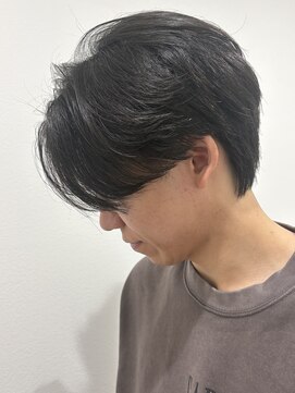 ヒュイル バイ ニアウ(Hwyl by Niau) MEN’S HAIR/サーフカール/刈り上げセンターパート/伊勢崎