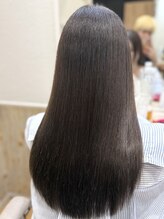 縮毛矯正も、硬くなりすぎない自然なストレートへ