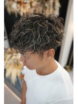 シロ(SHILO)&nbsp;ショートスパイラルパーマ＋ハイライトで束感UPスタアイル/諏訪