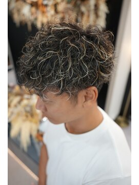 ショートスパイラルパーマ＋ハイライトで束感UPスタアイル/諏訪