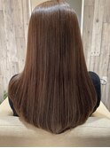 ツヤツヤストレート×ハイトーンアッシュカラーでクールスタイル