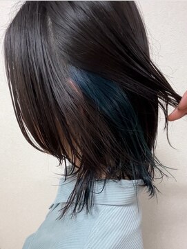 ララ(LALA) ブリーチ一回、隠せるインナーカラーブルー、ウルフカット