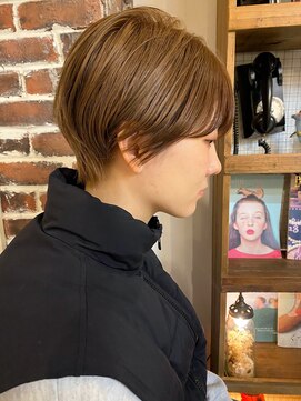 シーズ 栄(sea's) 耳掛け丸みショート×ヘーゼルベージュカラー