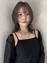 リア(Lia by KENJE) シルキーミルクティーベージュ　レイヤー 前髪　ウルフ　外ハネ