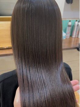 髪質改善ストレートが人気。クセを自然に整え柔らかくまとまる“ナチュラル縮毛矯正”でしなやかな艶を。