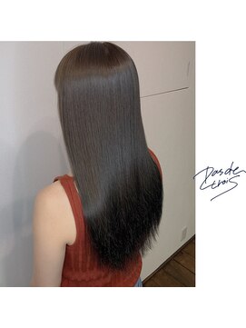 パドトロワ(Pas de trois) 新潟×柔らかマッドアッシュ×ロングストレート×透明感