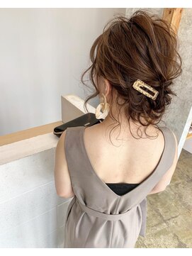 ニド(2do) 結婚式お呼ばれルーズシニオンアレンジ