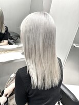 イキ 表参道(iki omotesando) ホワイトグレー/シルバーカラー/レイヤーカット