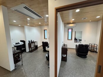 グランヘアートーキョー 瀬戸内店(Gran Hair TOKYO)の写真/【全席半個室】ゆっくりとリラックスできるプライベート空間で、あなたの髪を根本から綺麗に導きます♪