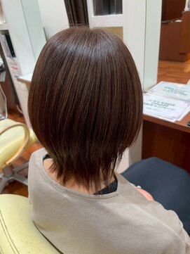 大人可愛い透け感寒色系カラーゆるふわボブウルフ