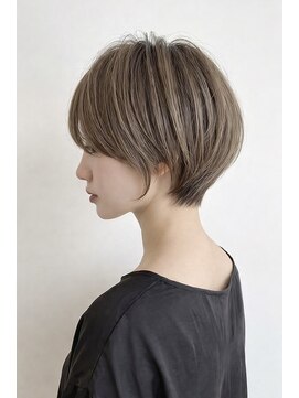 ハクア(HAKUA) 白髪ぼかし×絶壁解消ショートで朝のセットを快適に