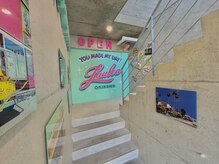 ラウレア(LAULEA)の雰囲気（建物中央の階段を上がって右側がサロン入口になります！！）