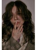 セミロングヘアのシックで大人可愛いヘアスタイル