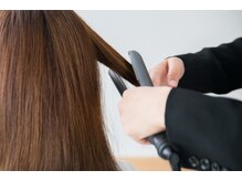 髪を一度ドライして、アイロンで熱処理