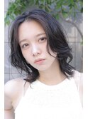顔まわりレイヤーボブゆるふわミディアム黒髪スタイル