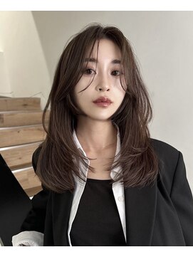 ミディアムレイヤーミルクティーブラウンカラー韓国ヘア
