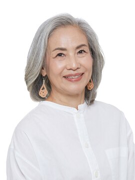 えがお美容室 グレイヘアの方にオススメ◎白髪を活かしたやわらか上品ボブ