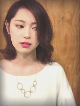 エル(Ailes) 切りっぱなしセミロングの外ハネスタイル